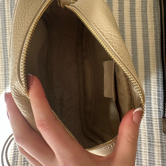 Elegant Cream Leather Crossbody Bag with Interchangeable Straps - Picture 5 of 5